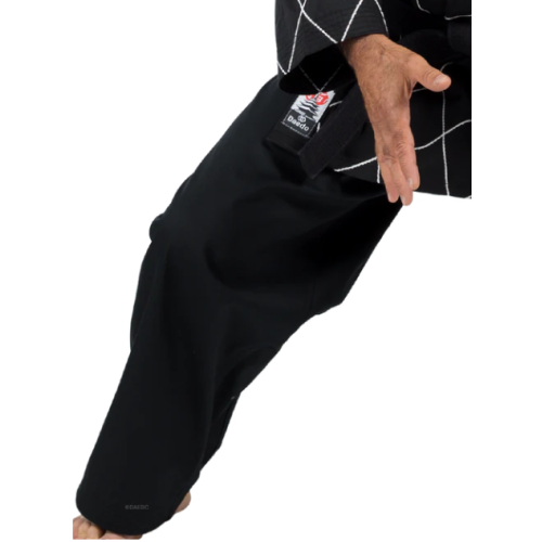 HAPKIDO-UNIFORM MET RUITVORMIG BORDUURWERK  ZWART